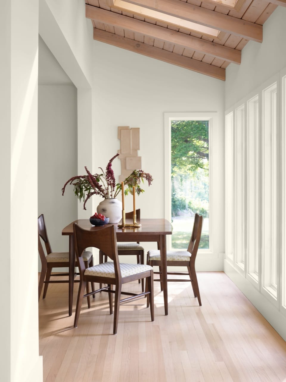 Benjamin Moore Dining Room — photography by Sean McLaughlin for Benjamin Moore
